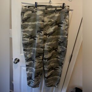 American Eagle Pants Womens 18 Green Cargo Camo Camouflage Baggy Mom Jogger NWT